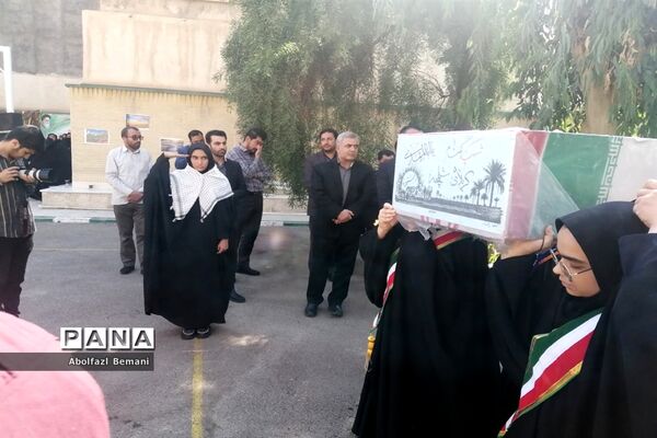 استقبال مادرانه از پیکر شهید گمنام در هنرستان برقعی قم