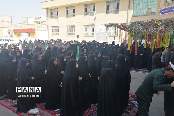 استقبال مادرانه از پیکر شهید گمنام در هنرستان برقعی قم