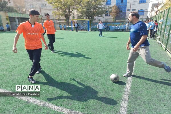 برگزاری مسابقه فوتبال بین دبیران و دانش‌آموزان آموزشگاه شهید کاظمی اسلامشهر