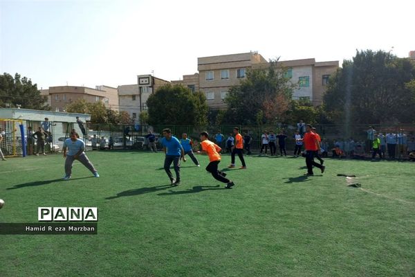 برگزاری مسابقه فوتبال بین دبیران و دانش‌آموزان آموزشگاه شهید کاظمی اسلامشهر
