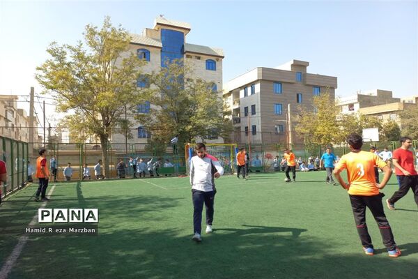 برگزاری مسابقه فوتبال بین دبیران و دانش‌آموزان آموزشگاه شهید کاظمی اسلامشهر