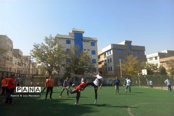 برگزاری مسابقه فوتبال بین دبیران و دانش‌آموزان آموزشگاه شهید کاظمی اسلامشهر