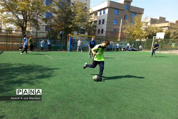 برگزاری مسابقه فوتبال بین دبیران و دانش‌آموزان آموزشگاه شهید کاظمی اسلامشهر