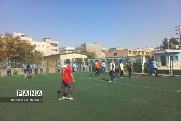 برگزاری مسابقه فوتبال بین دبیران و دانش‌آموزان آموزشگاه شهید کاظمی اسلامشهر