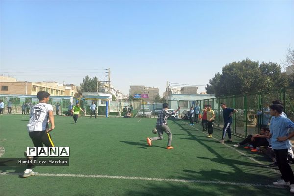 برگزاری مسابقه فوتبال بین دبیران و دانش‌آموزان آموزشگاه شهید کاظمی اسلامشهر