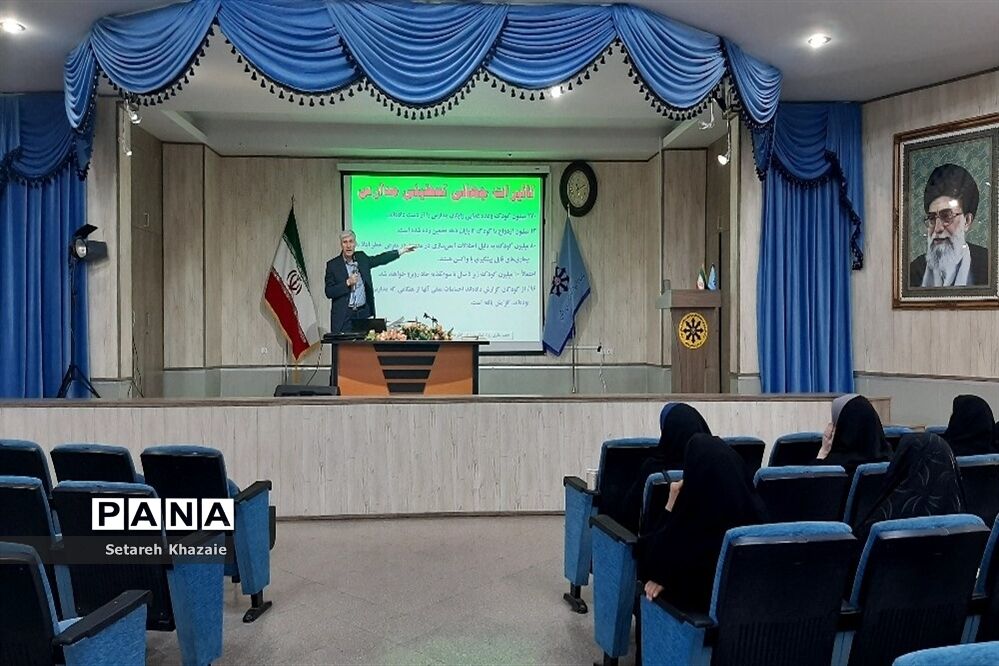 جلسه توجیهی و دوره ضمن خدمت مربیان و معاونان پرورشی مدارس متوسطه ناحیه۶