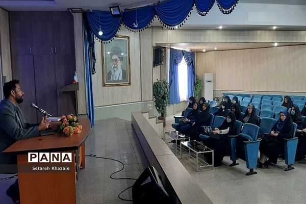 جلسه توجیهی و دوره ضمن خدمت مربیان و معاونان پرورشی مدارس متوسطه ناحیه۶