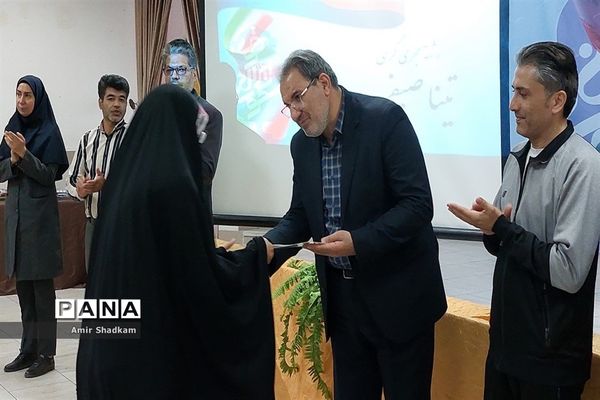 آیین تجلیل از برگزیدگان جشنواره «سکوی ایران قوی» در شهرستان سمنان