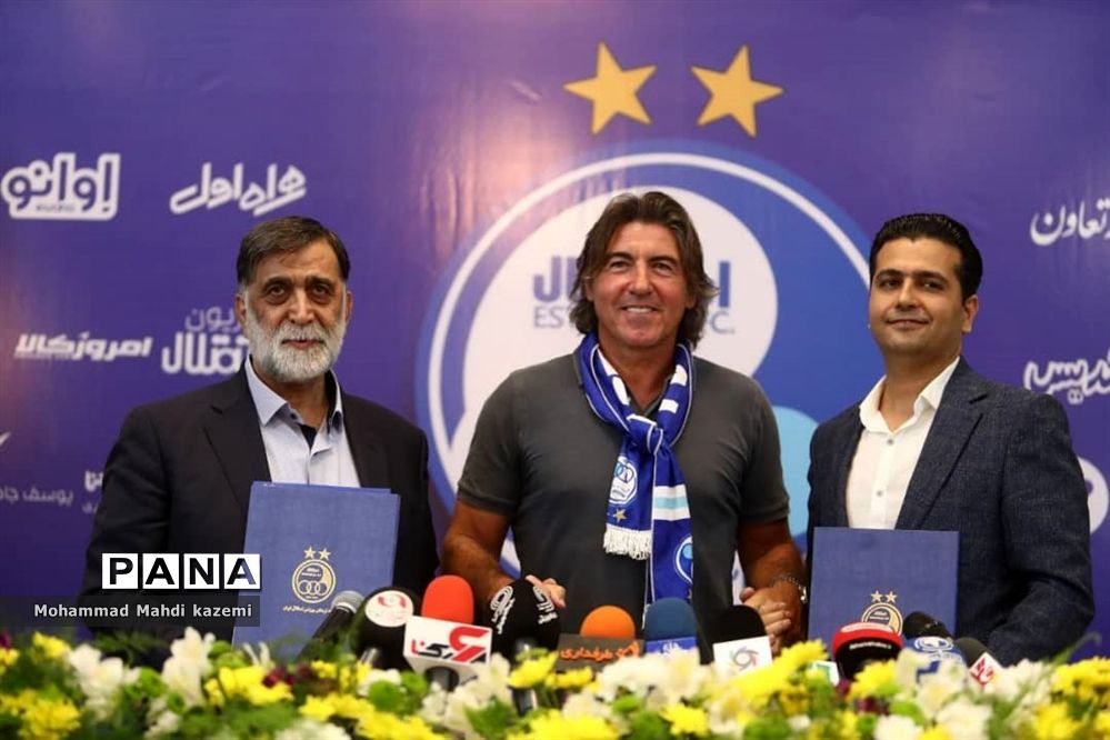 کریمی: آجورلو دلیل برکناری‌اش را بهتر می‌داند