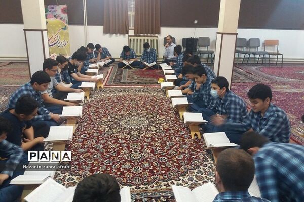 برگزاری محفل انس با قرآن در مدارس رودهن