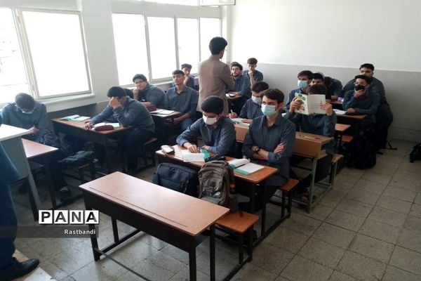 تقویت روحیه خودباوری دانش‌آموزان دبیرستان فرهنگ عرفان منطقه ۱۳