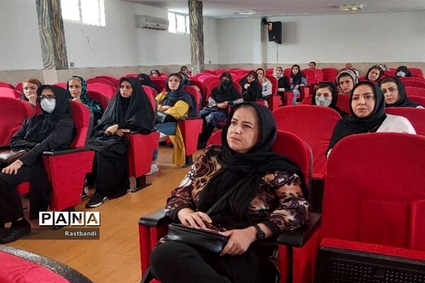 برگزاری جلسه آموزش خانواده در دبیرستان شهیده قزوینی