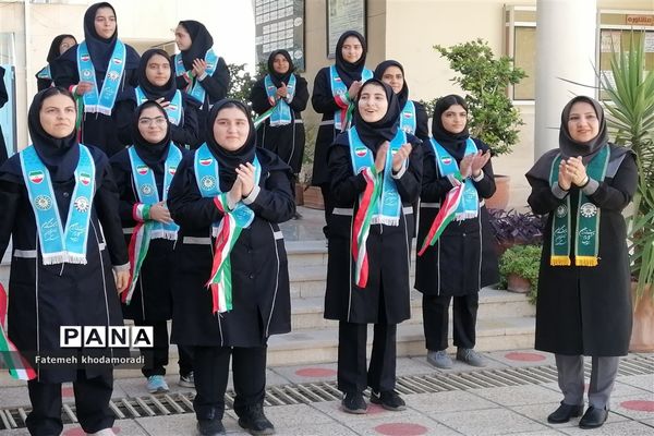 اجرای سرود پیشتازان توسط دانش‌آموزان عضو سازمان دانش‌آموزی دبیرستان علاالدین بهشتی 1