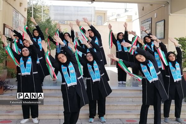 اجرای سرود پیشتازان توسط دانش‌آموزان عضو سازمان دانش‌آموزی دبیرستان علاالدین بهشتی 1