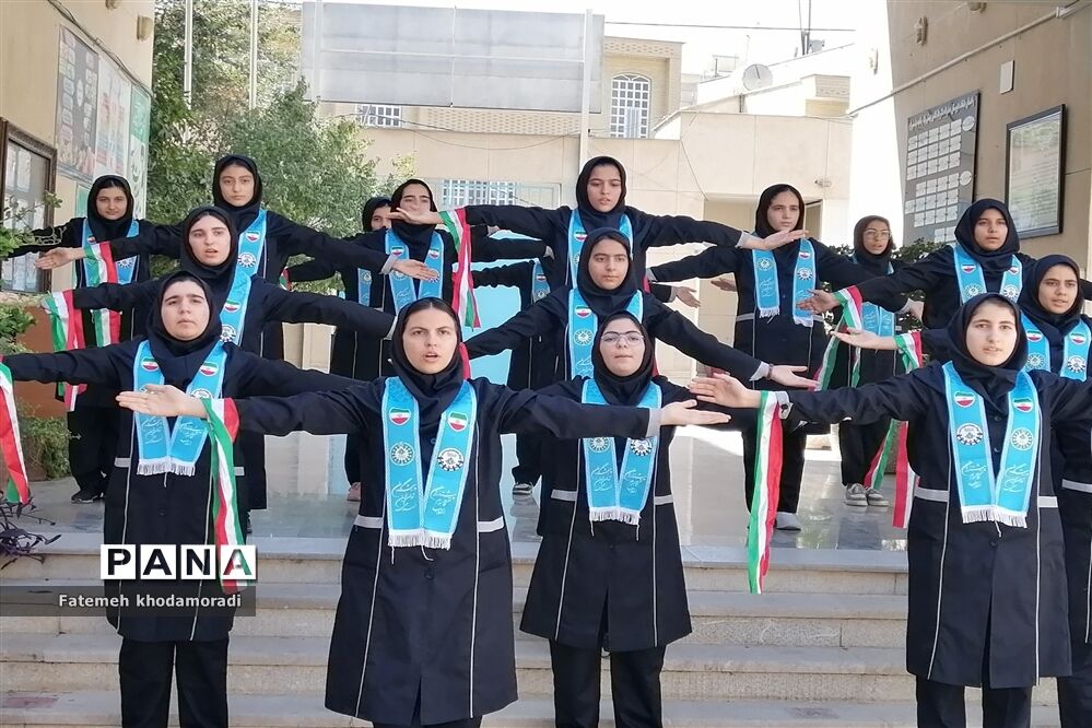 اجرای سرود پیشتازان توسط دانش‌آموزان عضو سازمان دانش‌آموزی دبیرستان علاالدین بهشتی 1