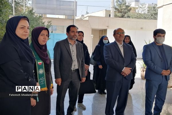 اجرای سرود پیشتازان توسط دانش‌آموزان عضو سازمان دانش‌آموزی دبیرستان علاالدین بهشتی 1