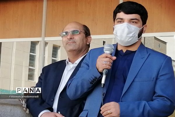 اجرای سرود پیشتازان توسط دانش‌آموزان عضو سازمان دانش‌آموزی دبیرستان علاالدین بهشتی 1