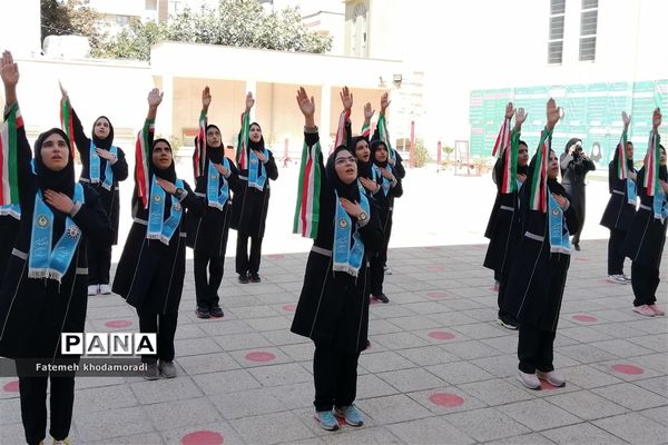 اجرای سرود پیشتازان توسط دانش‌آموزان عضو سازمان دانش‌آموزی دبیرستان علاالدین بهشتی 1