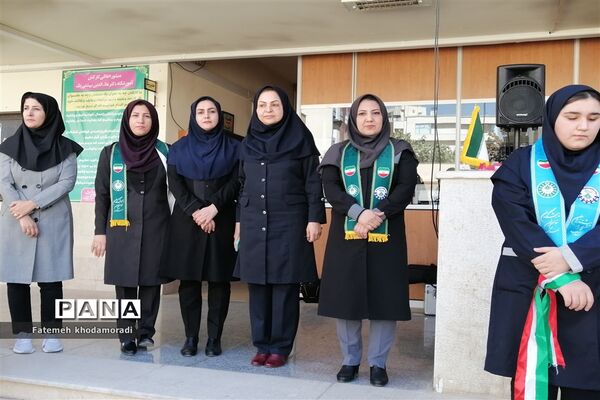 اجرای سرود پیشتازان توسط دانش‌آموزان عضو سازمان دانش‌آموزی دبیرستان علاالدین بهشتی 1