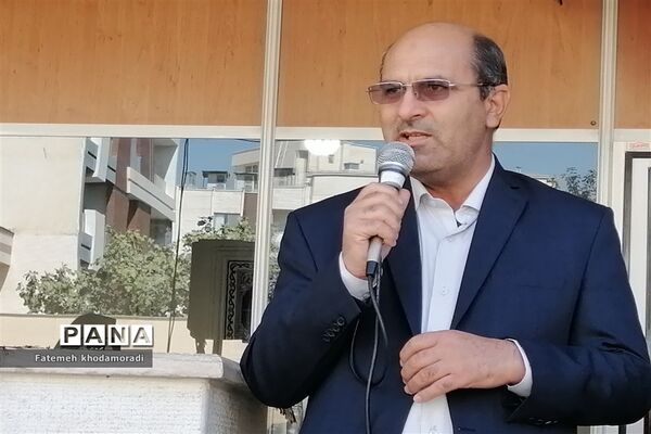 اجرای سرود پیشتازان توسط دانش‌آموزان عضو سازمان دانش‌آموزی دبیرستان علاالدین بهشتی 1