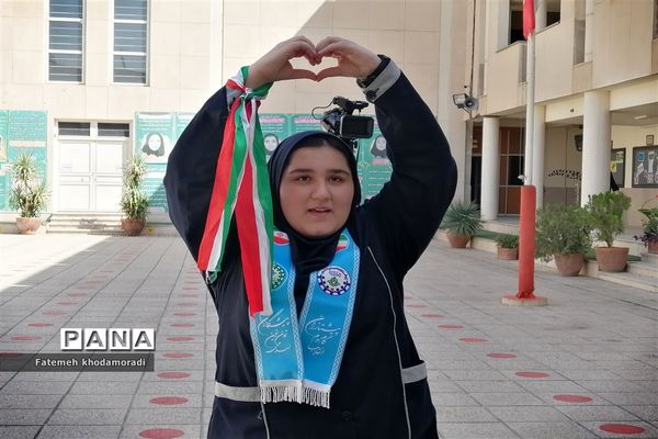 اجرای سرود پیشتازان توسط دانش‌آموزان عضو سازمان دانش‌آموزی دبیرستان علاالدین بهشتی 1