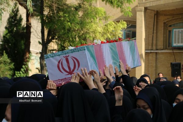 تجدید میثاق دانش‌آموزان دبیرستان قائمیه با شهید گمنام