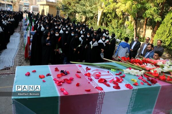تجدید میثاق دانش‌آموزان دبیرستان قائمیه با شهید گمنام