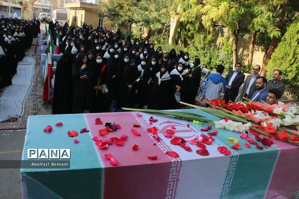 تجدید میثاق دانش‌آموزان دبیرستان قائمیه با شهید گمنام