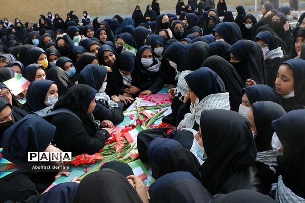 تجدید میثاق دانش‌آموزان دبیرستان قائمیه با شهید گمنام