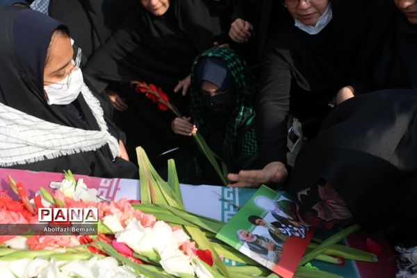 تجدید میثاق دانش‌آموزان دبیرستان قائمیه با شهید گمنام