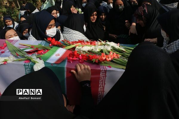 تجدید میثاق دانش‌آموزان دبیرستان قائمیه با شهید گمنام