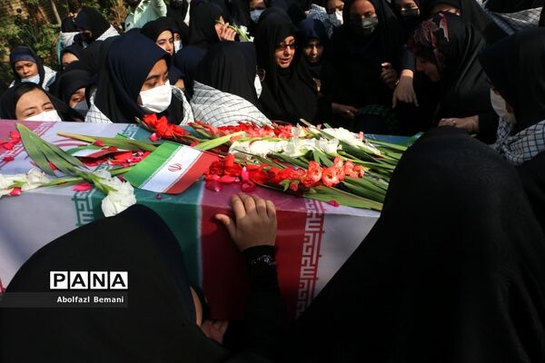 تجدید میثاق دانش‌آموزان دبیرستان قائمیه با شهید گمنام