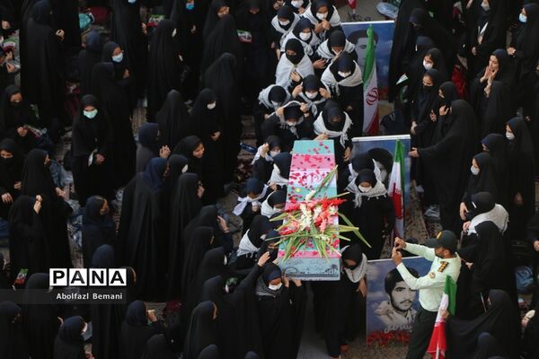 تجدید میثاق دانش‌آموزان دبیرستان قائمیه با شهید گمنام