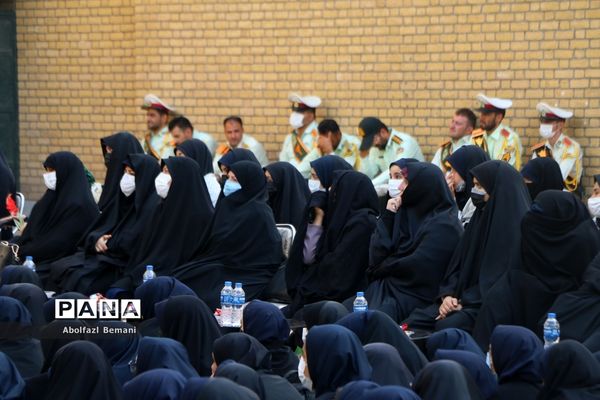 تجدید میثاق دانش‌آموزان دبیرستان قائمیه با شهید گمنام