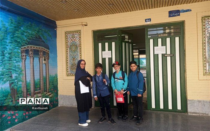 معلمان و معاونان مدارس‌ نقش مهمی‌ در آموزش رفتار اجتماعی به دانش‌آموزان دارند