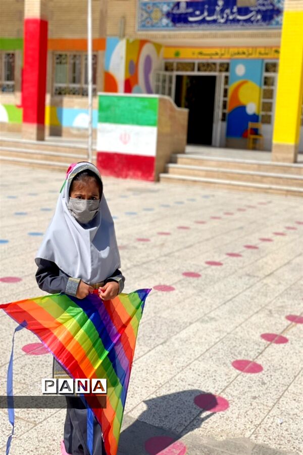 جشن بادباک‌ها در دبستان شهدای بانک ملت