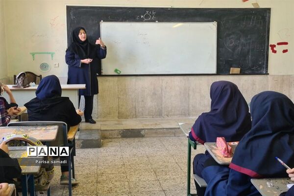 آشنایی دانش‌آموزان با فعالیت‌های پژوهش‌سرای دکتر حسابی منطقه ۱۳