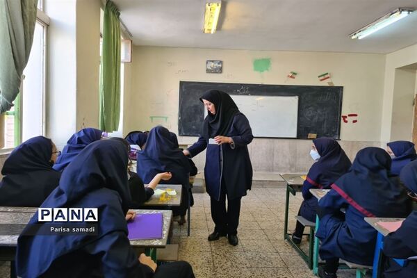 آشنایی دانش‌آموزان با فعالیت‌های پژوهش‌سرای دکتر حسابی منطقه ۱۳