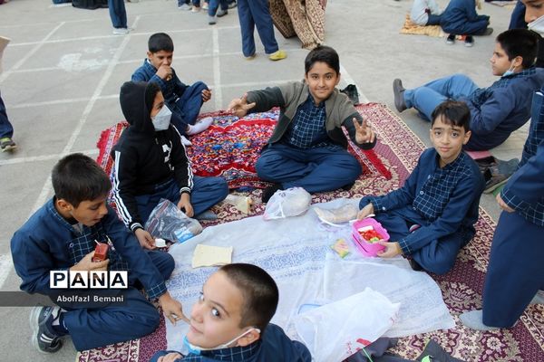 دورهمی صبحانه سالم در دبستان محمدی کاشانی قم-1