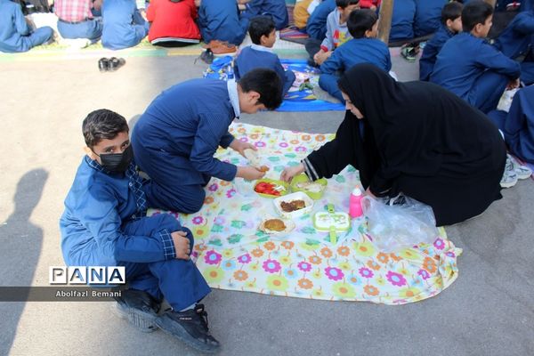 دورهمی صبحانه سالم در دبستان محمدی کاشانی قم-1
