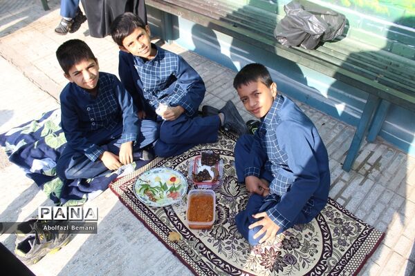 دورهمی صبحانه سالم در دبستان محمدی کاشانی قم-1
