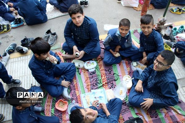 دورهمی صبحانه سالم در دبستان محمدی کاشانی قم-1
