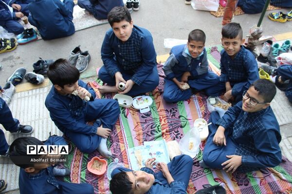 دورهمی صبحانه سالم در دبستان محمدی کاشانی قم-1