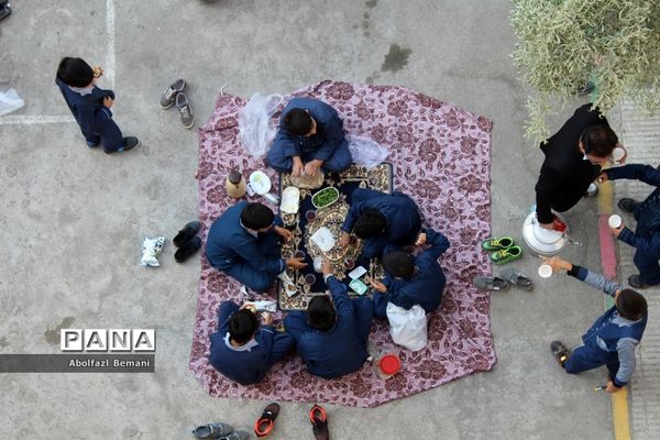 دورهمی صبحانه سالم در دبستان محمدی کاشانی قم-1