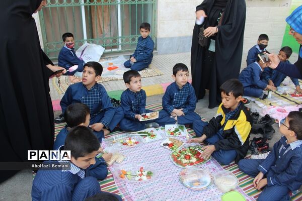 دورهمی صبحانه سالم در دبستان محمدی کاشانی قم-1