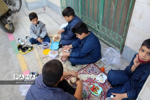 دورهمی صبحانه سالم در دبستان محمدی کاشانی قم-1