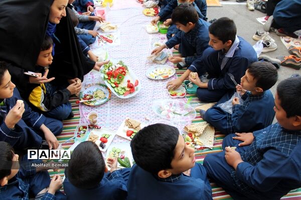 دورهمی صبحانه سالم در دبستان محمدی کاشانی قم -2