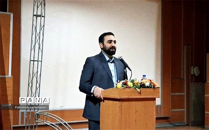 باید در برابر دشمنانی که قصد ناامیدی نوجوانان را دارند ایستادگی کنیم