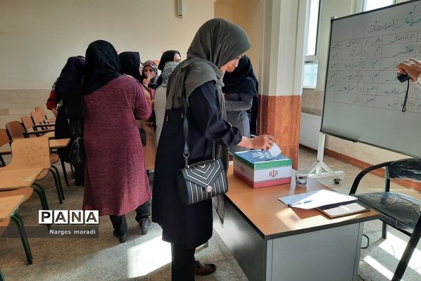 اولین مجمع اولیا و مربیان دبیرستان استعدادهای درخشان شهدای مدافع حرم ملارد