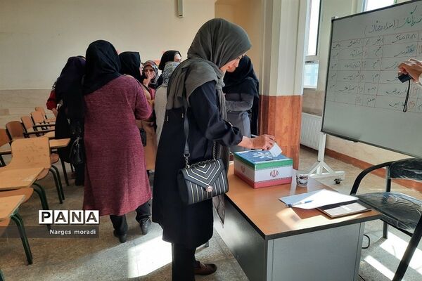 اولین مجمع اولیا و مربیان دبیرستان استعدادهای درخشان شهدای مدافع حرم ملارد